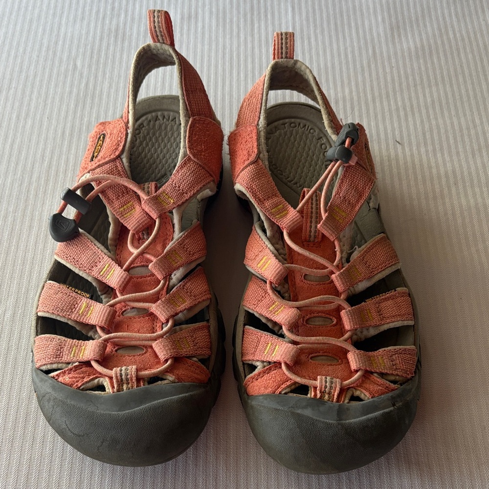 Keen Newport H2 woman’s 8.5 Pink Coral Waterproof Hiking